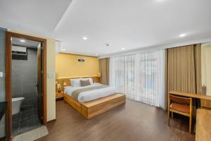 En eller flere senge i et værelse på Lucas Boutique Home Hue