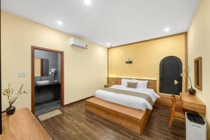 En eller flere senge i et værelse på Lucas Boutique Home Hue