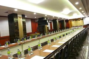 een vergaderzaal met een lange tafel met flessen erop bij Nartsiri Hotel in Ubon Ratchathani