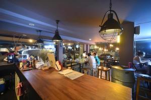 - un bar avec des tables dans un restaurant dans l'établissement CHANTHABURI CENTER, à Chanthaburi