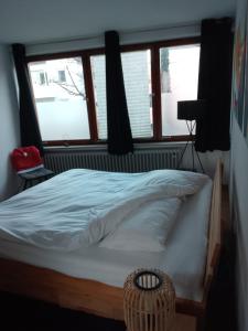 Giường trong phòng chung tại Gästezimmer nahe Therme Bad Wörishofen