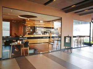 een lobby van een restaurant met een tafel en een toonbank bij Leevana Hotel in Sathani Hat Yai