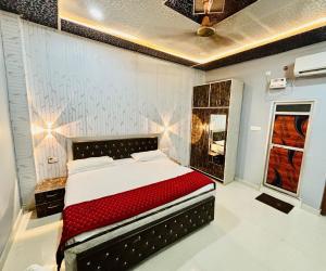 En eller flere senge i et værelse på Hotel O Suryavanshi Palace