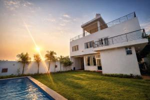 une maison avec une piscine devant dans l'établissement Mangal Uday Villa, à Jaipur