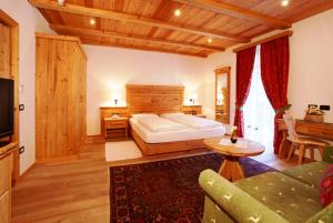 TV a/nebo společenská místnost v ubytování Hotel Corona Krone