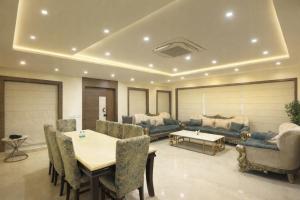 un soggiorno con divani, tavolo e sedie di Hotel Cardinal Express Oxmo Near IGI Airport Delhi With Free Aiport Drop a Nuova Delhi