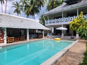 Swimmingpoolen hos eller tæt på Ban thale