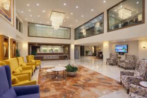 TV a/nebo společenská místnost v ubytování Hotel Cardinal Express Oxmo Near IGI Airport Delhi With Free Aiport Drop