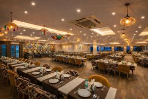 Restaurace v ubytování Hotel Cardinal Express Oxmo Near IGI Airport Delhi With Free Aiport Drop