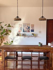 una sala da pranzo con tavolo e sedie in legno di Pai Local Apartment a Pai