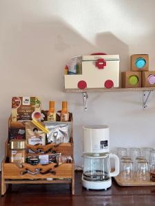 un bancone da cucina con ripiani in legno e una macchina per il caffè di Pai Local Apartment a Pai
