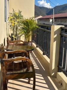 un patio con tavolo e sedie su un balcone di Pai Local Apartment a Pai Altre 9 foto