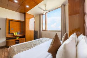 a bedroom with a bed and a window at The Global Hotel by Platinum I 100m Medanta Hospital I Sector-38 I Gurgaon in Gurgaon +106 photos