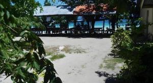 een strand met een paviljoen op het zand en de oceaan bij Magic's Place Beach Resort in Saavedra