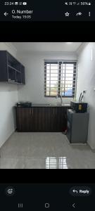 ein leeres Zimmer mit einem Schreibtisch und einem Fenster in der Unterkunft Meg place in Ofankor + 4 Fotos