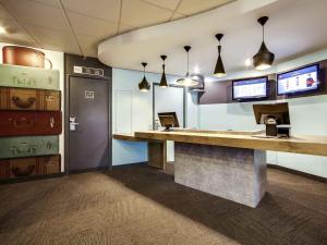 TV a/nebo společenská místnost v ubytování ibis Orleans Centre Gare