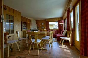 - un salon avec une table et des chaises dans l'établissement Drelo 1, à Verbier