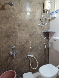 Phòng tắm tại Dongre's Farm, Malshej Ghat