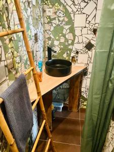 a wooden table with a black bowl on top of it at Cocon intimiste plage sud in Soorts-Hossegor