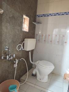 Phòng tắm tại Dongre's Farm, Malshej Ghat +37 ảnh