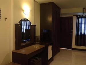 万象Senesouk Hotel的浴室里有洗手池和镜子