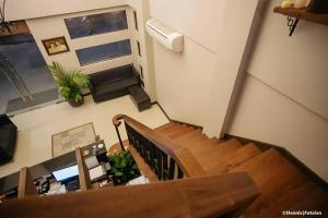 een bovenaanzicht van een trap in een huis met een tafel bij Casa Rubin in Angatan