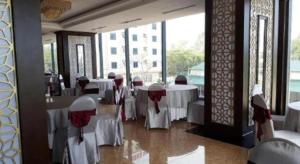 une rangée de tables et de chaises dans un restaurant dans l'établissement Summer Hotel, à Dong Quan