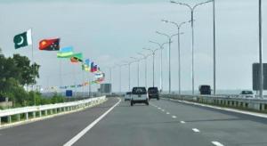 eine Autobahn mit Fahrzeugen, die über eine Brücke fahren in der Unterkunft Sun Up Hotel in Katunayaka