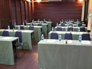 ein Zimmer mit Tischen und Stühlen sowie Wasserflaschen darauf in der Unterkunft Pai Hotsprings Spa Resort in Ban Tha Pai + 221 Fotos