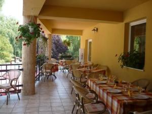 Reštaurácia alebo iné gastronomické zariadenie v ubytovaní Hotel Lukács Superior
