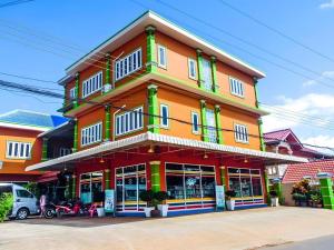 un grand bâtiment avec des tons orange et vert dans l'établissement Phetphaylin Hotel, à Ban Talai