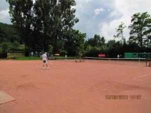 Tenis alebo squash v ubytovaní Hotel Lukács Superior alebo jeho okolí