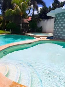 ein großer Pool mit blauem Wasser in einem Haus in der Unterkunft Hotel Camila 2 in Dipolog City