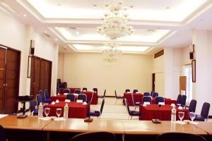einen Konferenzraum mit Tischen, Stühlen und einem Kronleuchter in der Unterkunft Campago Resort Hotel in Bukittinggi + 163 Fotos