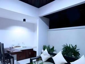 un salon avec un canapé et une table dans l'établissement Evita Villas, à Sukawati
