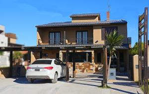 هوستيريا لوس ترونكوس في سانتا كلارا ديل مار: سيارة بيضاء متوقفة أمام منزل