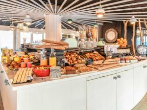 een buffet met veel verschillende soorten eten bij ibis styles La Rochelle Thalasso Chatelaillon in Châtelaillon-Plage