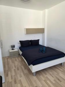 een slaapkamer met een groot bed met een blauwe deken bij Hotelappartements BR in Fürth