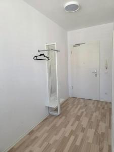 an empty room with a mirror and a closet at Hotelappartements BR in Fürth