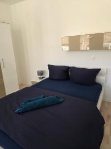 een bed met een blauw kussen erop bij Hotelappartements BR in Fürth