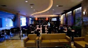 ein Restaurant mit Sofas und Tischen und einer Bar in der Unterkunft Star Hotel in Siantan