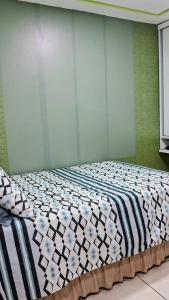 En eller flere senge i et værelse på Flat encantador com estacionamento incluído