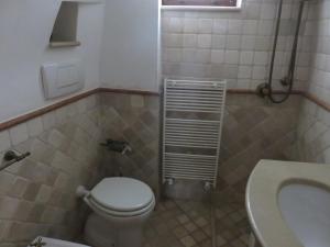 une petite salle de bain avec toilettes et lavabo dans l'établissement Trullo Vacanza, à Alberobello 52 autres photos