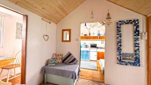 ein Wohnzimmer mit einem Tisch und einer Küche in der Unterkunft Oceans End in Bacton