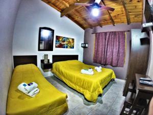 سرير أو أسرّة في غرفة في هوستيريا لوس ترونكوس +135 صورة