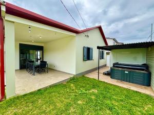 a backyard of a house with a kitchen and a patio at LA RDC Villa 3 ch jacuzzi Saint-Pierre in Saint-Pierre