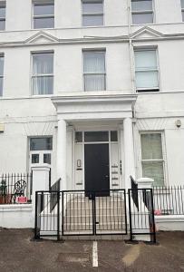 Exteriér nebo vchod ubytování Light & Airy 1-Bed, Town Centre, Near Beach