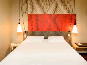 Giường trong phòng chung tại ibis Besançon Centre Ville +72 ảnh