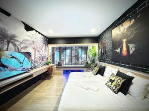 a bedroom with a large white bed in a room at Z Loft Seaside FutureJungle Loft in Nathon Bay +46 photos