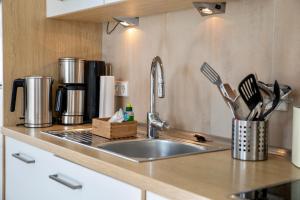 eine Küchentheke mit einer Spüle und einer Arbeitsplatte in der Unterkunft Strandhaus Bernsteinsammler in Ostseebad Sellin